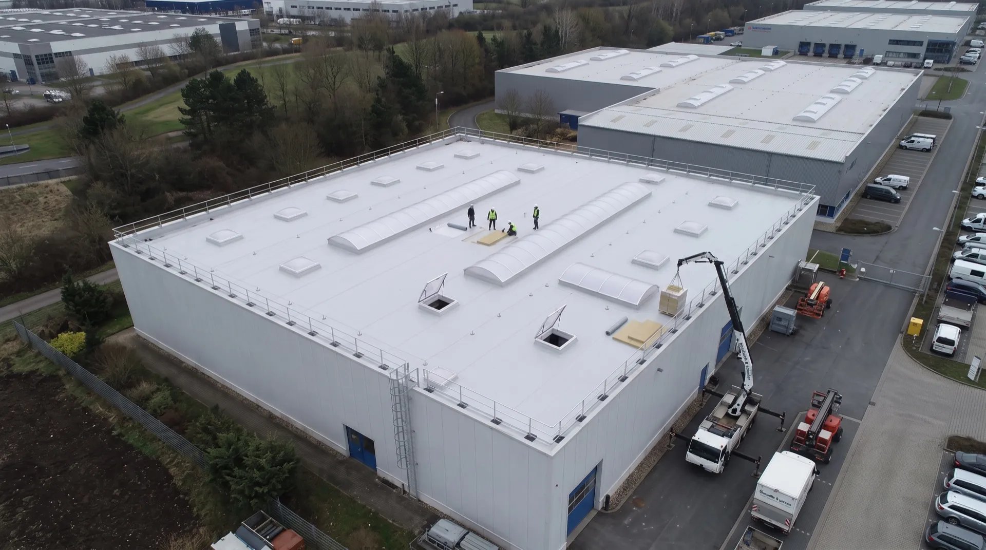 Industrie-Hallendach mit eigener Kran-Logistik im Raum Düren