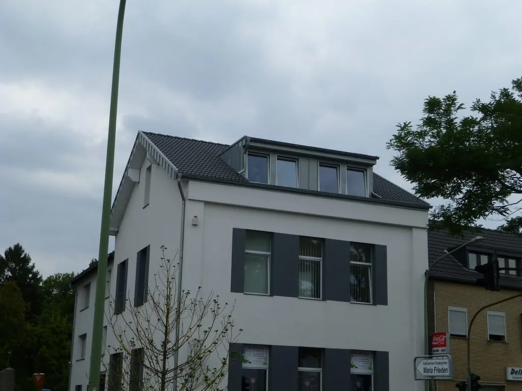 Saniertes Steildach mit neuer Ziegeleindeckung und neuer Gaube an einem Wohnhaus im Raum Düren