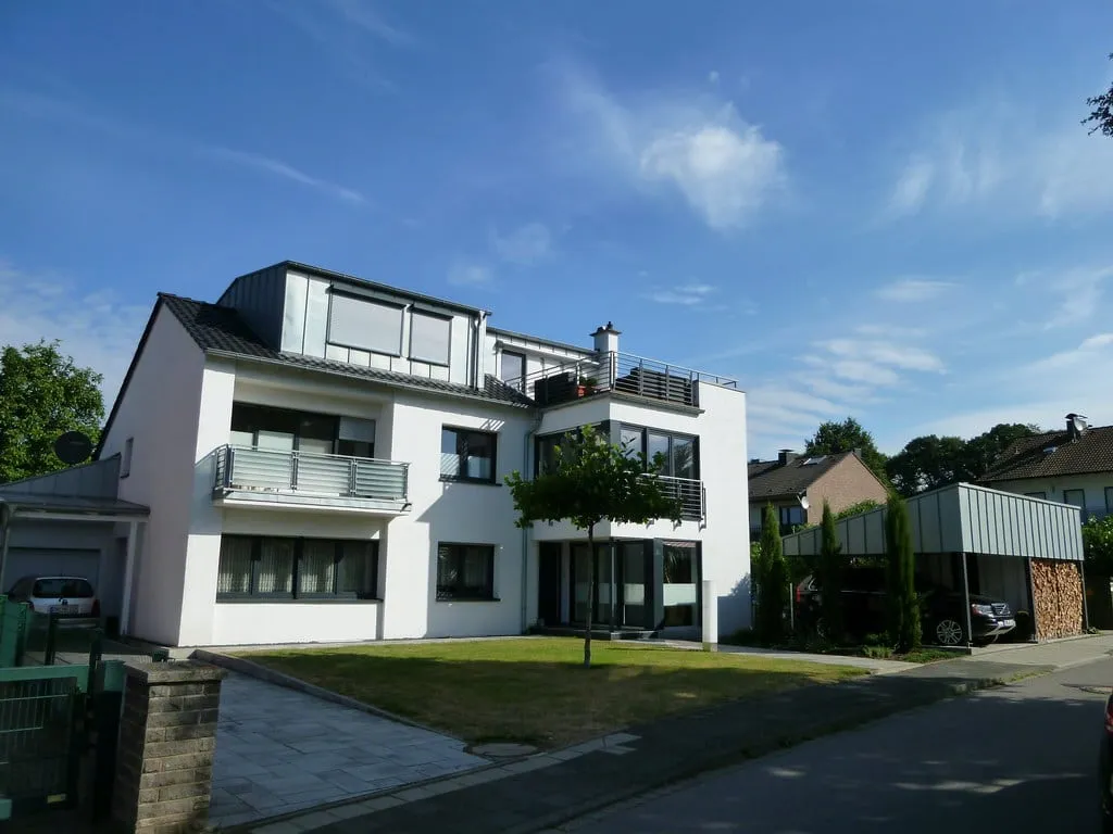 Energetisch saniertes Dach mit neuer Dämmung und Eindeckung an einem Wohnhaus in Düren