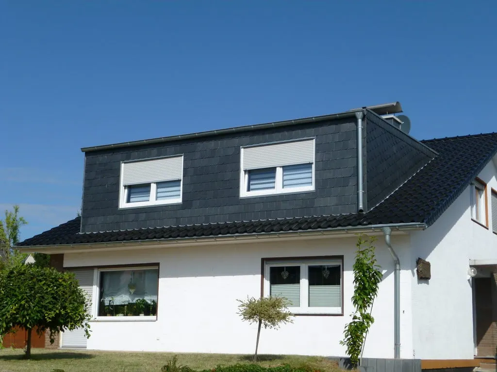Neu eingedecktes Steildach mit Tonziegeln an einem Wohnhaus im Raum Düren