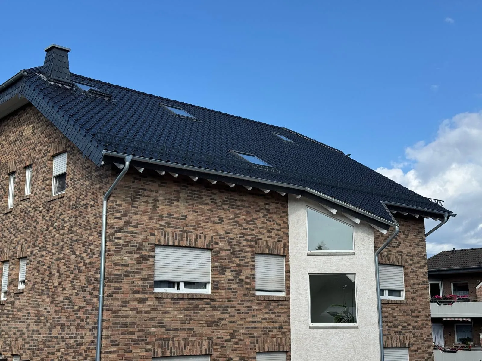 Giebelseite mit neuer anthrazitfarbener Deckung